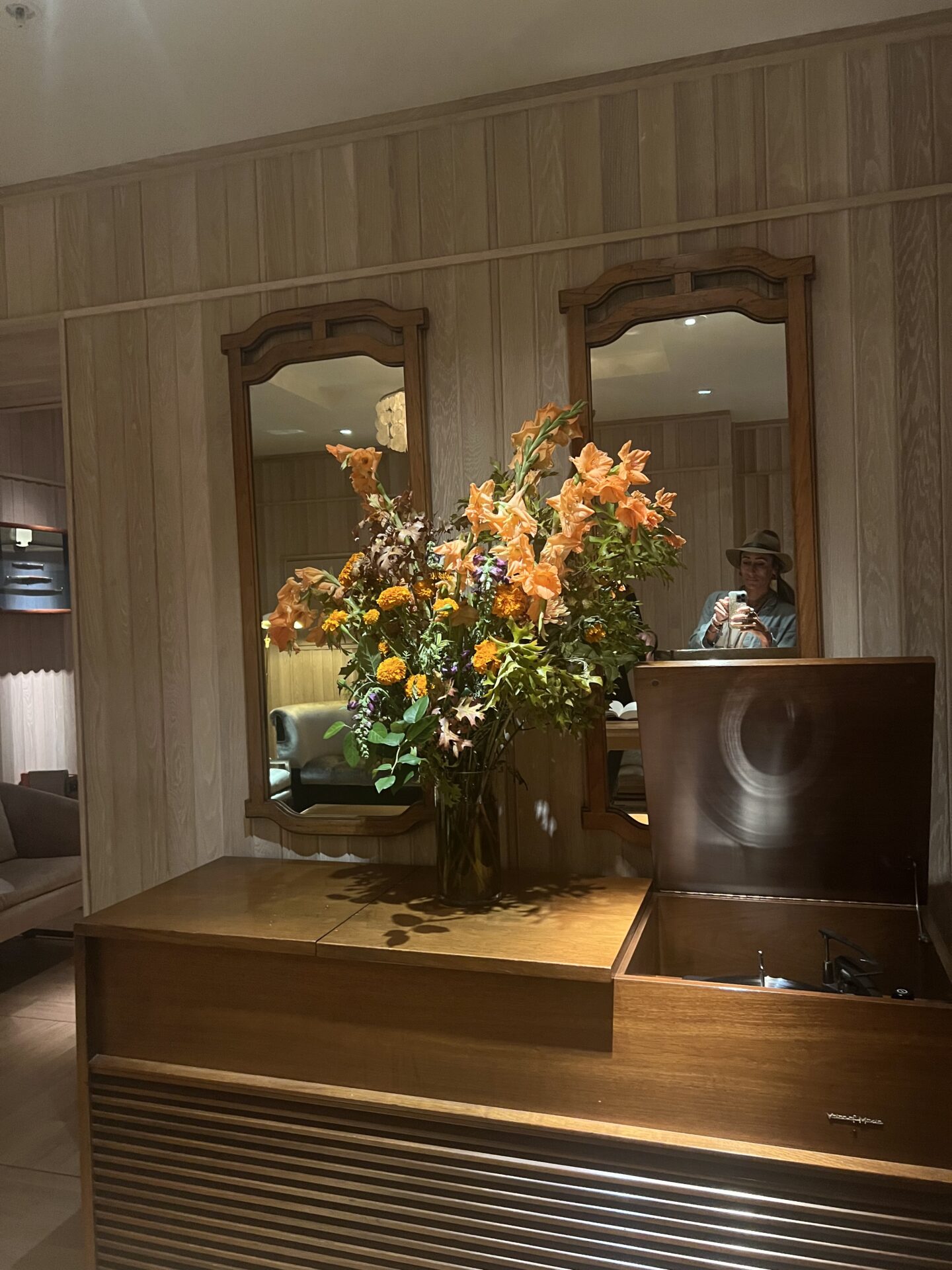 8 Tables Elegant Foyer