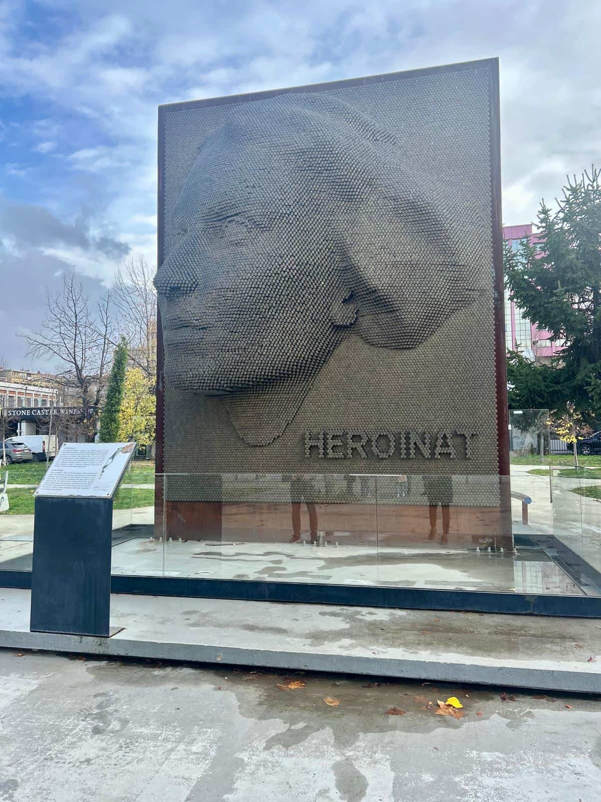 heroinat monument pristina kosovo