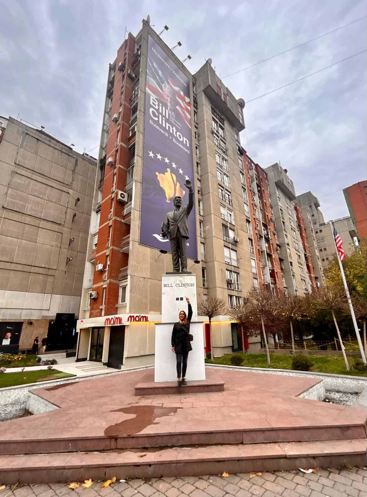 bill clinton statue pristina kosovo