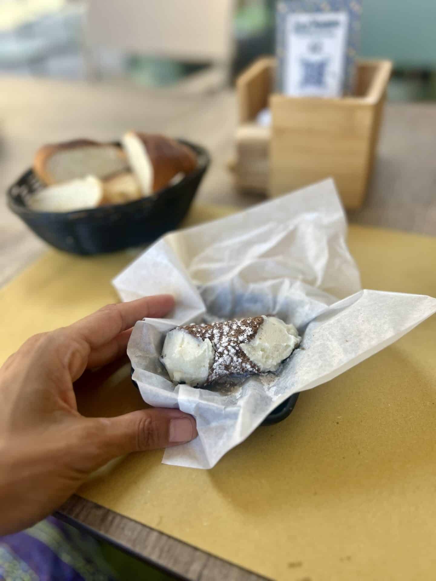 cannolo italian dessert